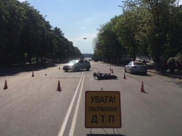 Молодий мотоцикліст, якого збили у Луцьку, потребує негайної допомоги після страшної ДТП