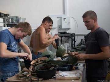 Нововолинські волонтери реставрують кевларові каски, які арештували поляки. ФОТО. ВІДЕО