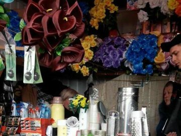 Сурогат серед квітів: у Луцьку викрили продавчиню-порушницю
