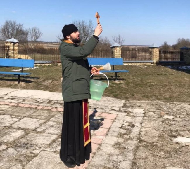 У Рожищенському районі священник Московського патріархату освячував водою околиці села. ФОТО