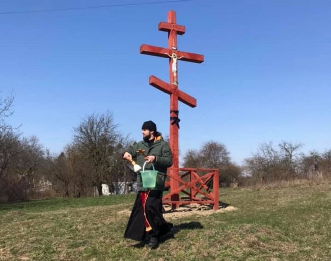 У Рожищенському районі священник Московського патріархату освячував водою околиці села. ФОТО