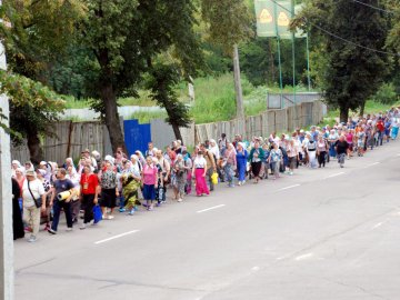 Сотні парафіян УПЦ (МП) рушили з Луцька до Почаєва пішки. ФОТО