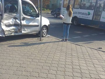 У Луцьку біля Київського майдану зіткнулися дві автівки. ФОТО