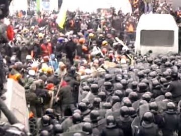 У Києві - бійка між силовиками і протестувальниками