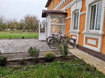 Завдяки ініціативі 9-класниці біля волинської школи з'явилася нова велопарковка