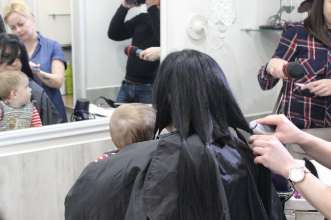 Лучанки жертвують волосся на перуки для онкохворих дітей. ФОТО