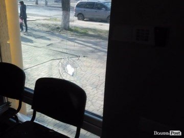 У Луцьку розбили вікно в офісі «Солідарності»