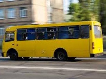 Водій маршрутки у Луцьку змушував дітей платити за проїзд 5  гривень