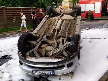 У Львові авто на волинській реєстрації перекинулось на дах. ФОТО