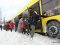 У Києві пасажири штовхали автобус, що застряг у снігу. ВІДЕО