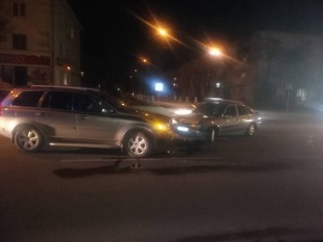 Патрульні ледь скрутили: у Луцьку п'яний водій на Opel протаранив Volvo. ФОТО. ВІДЕО