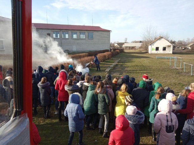 На Волині через «пожежу» зі школи евакуювали учнів. ФОТО