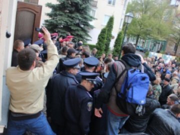 У Тернополі мітингувальники взяли штурмом міськраду