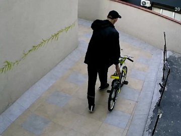 У Луцьку двоє чоловіків просто під камерами відеонагляду вкрали дитячий велосипед. ФОТО