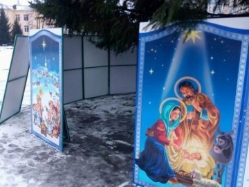 «Новорічний» вандалізм: у Володимирі поламали огорожу навколо ялинки