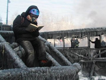 В Українському домі повстанці влаштували бібліотеку. ФОТО