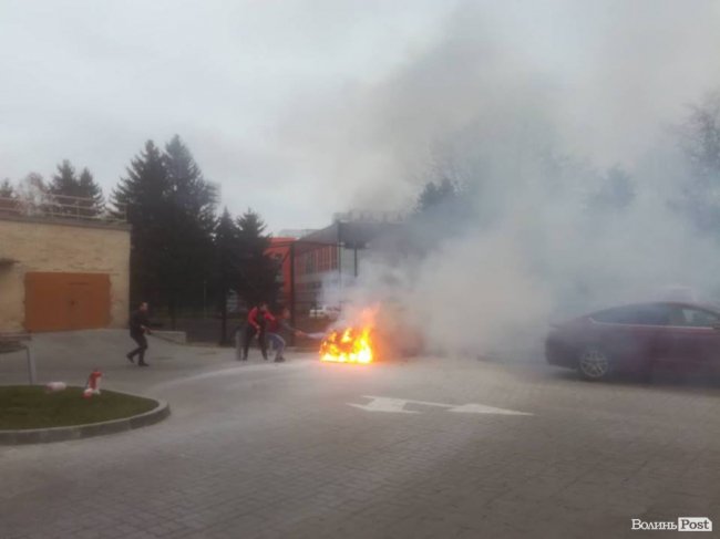 У Луцьку загорівся припаркований автомобіль. ФОТО. ВІДЕО
