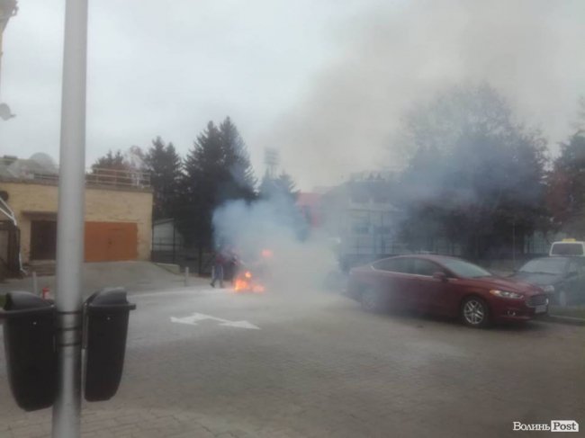 У Луцьку загорівся припаркований автомобіль. ФОТО. ВІДЕО