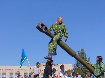 День десантника у «ДНР»: верхи на танках. ФОТО