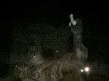 Володимир святкує: на Різдво розтрощили лавку та поглумилися над пам’ятником