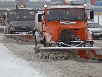 Зима близько: волинським дорожникам не вистачає снігоочисної техніки, піску та солі