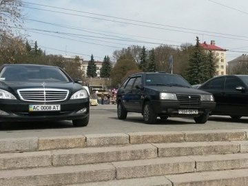 Як на Великдень у Луцьку паркували авто. ФОТО