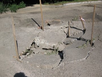 У Луцьку серед двору не ремонтують яму. ФОТО