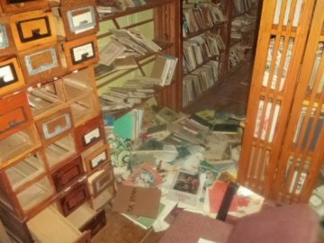 На Волині хулігани розгромили сільську бібліотеку. ФОТО