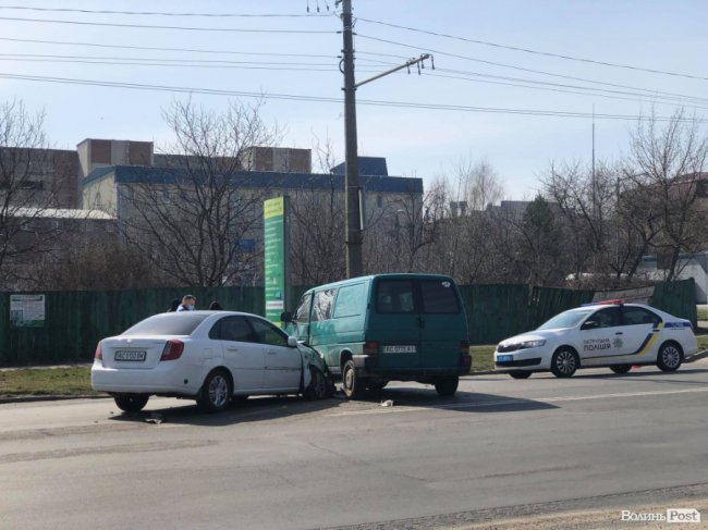 Аварія у Луцьку: дорогу не поділили бус і Chevrolet. ФОТО