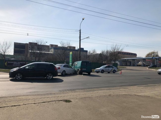 Аварія у Луцьку: дорогу не поділили бус і Chevrolet. ФОТО