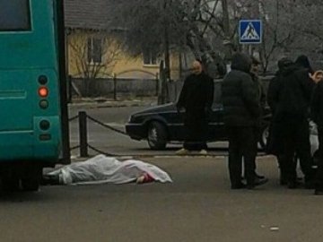 Під колесами автобуса на Волині загинула директор школи, - ЗМІ