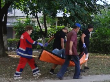 Двічі приїздила «швидка», а люди проходили повз: у Луцьку безхатченко пролежав у кущах 5 днів