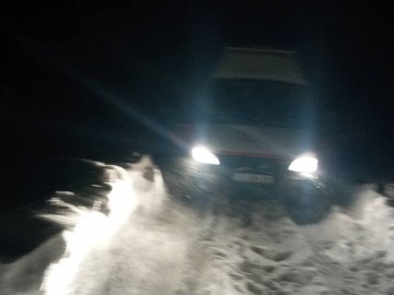 На Волині зі снігових заметів рятувальники звільнили «швидку», 2 автобуси, 3 легковики та 8 вантажівок