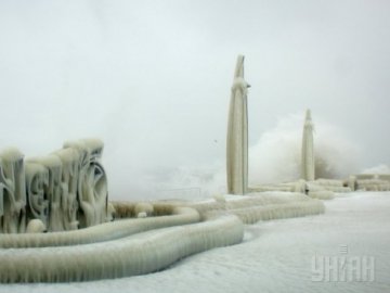 Набережна в Одесі перетворилася на льодове містечко. ФОТО