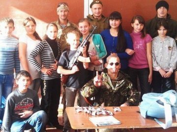У Донецьку бойовики привчають школярів до зброї. ФОТО