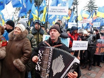 Тридцять антимайданівців перебігли на Євромайдан. ВІДЕО