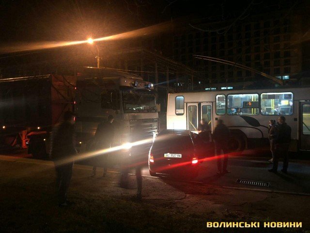 Аварія в Луцьку: зіткнулися легковик і вантажівка. ФОТО