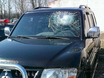 У Ковелі під час суперечки хулігани розбили цеглиною лобове скло автівки