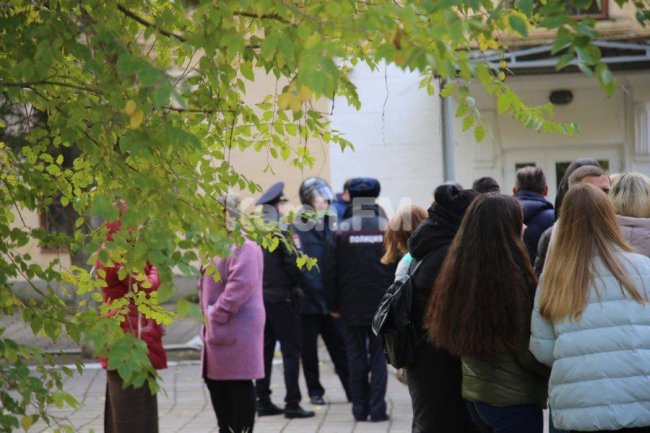 У керченському коледжі евакуювали дітей та викладачів: є загроза нового теракту