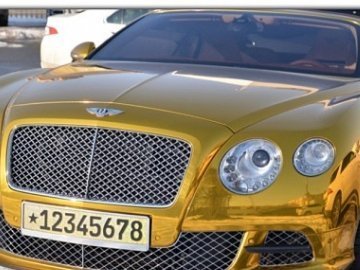 Києвом їздить золотий Bentley з «козирними» номерами. ФОТО