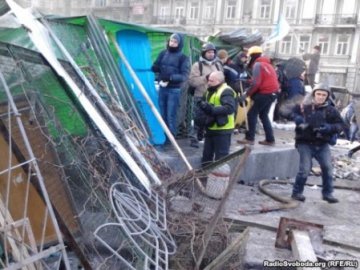 У Києві на місці бою звели барикаду. ВІДЕО