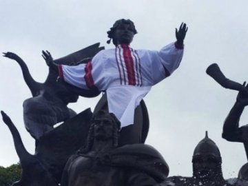 Один із символів Києва одягли у вишиванку