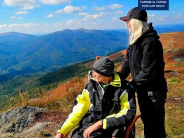 Луцькі патрульні допомогли підійнятись на вершину гори чоловіку з інвалідністю. ФОТО