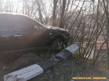 У Луцьку на мосту автівка злетіла з дороги та повисла над урвищем. ФОТО