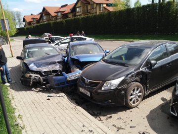 У Луцьку BMW на єврономерах  розтрощила припарковані автівки. ФОТО