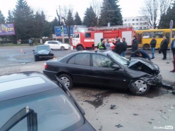  Аварія в Луцьку: від удару авто виїхало на тротуар та протаранило три машини