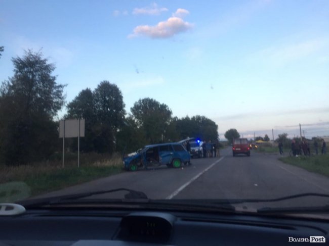 В аварії на Волині Opel з траси відкинуло у город. ФОТО