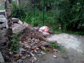Гори сміття: у Ковелі біля будинку покинули будівельні відходи
