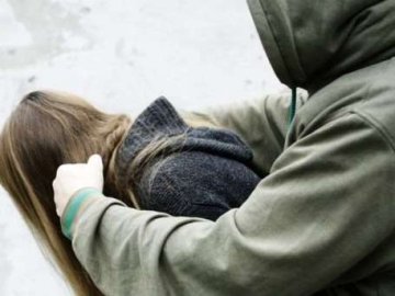 У Києві зґвалтували дівчину, яка вночі поверталася додому