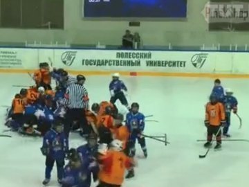 Діти-хокеїсти з України та Білорусі влаштували бійку